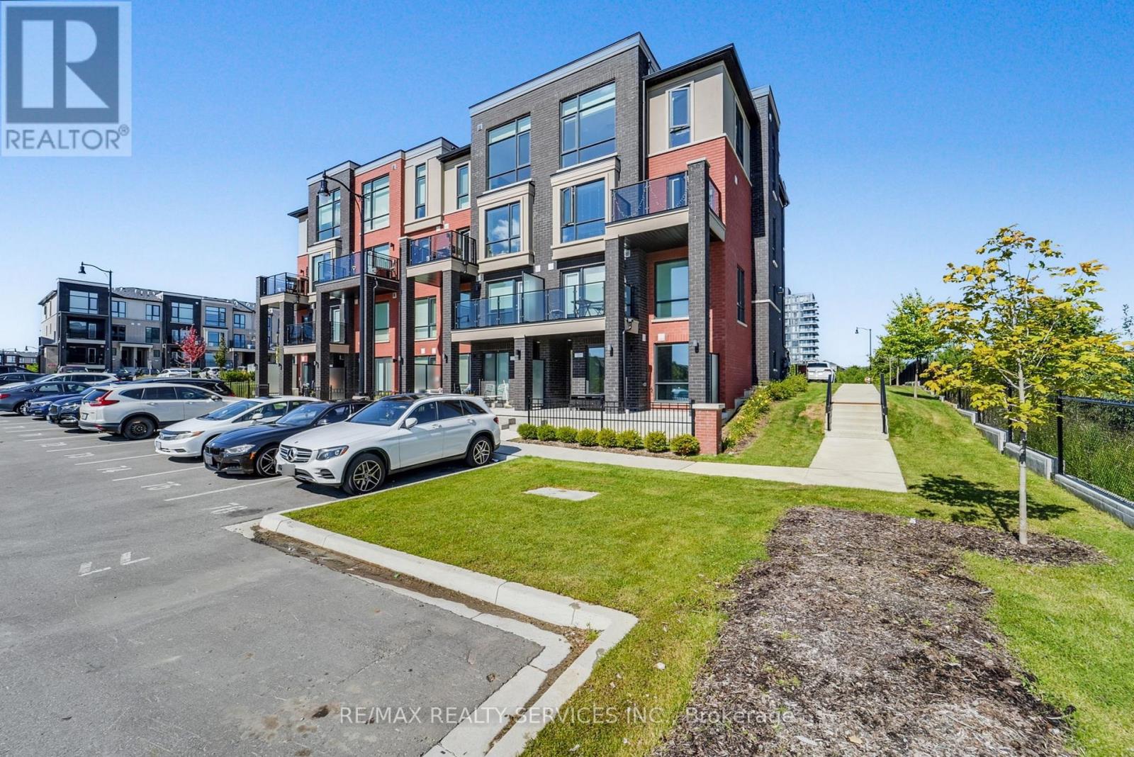 13 - 155 Veterans Drive, Brampton, Ontario  L7A 5L2 - Photo 1 - W12433034