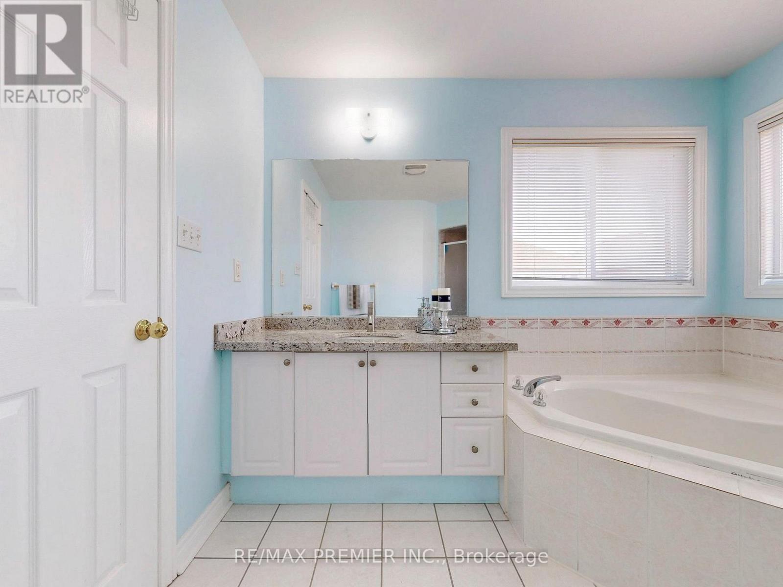 5869 Yachtsman Crossing, Mississauga, Ontario  L5M 6P1 - Photo 15 - W12433040