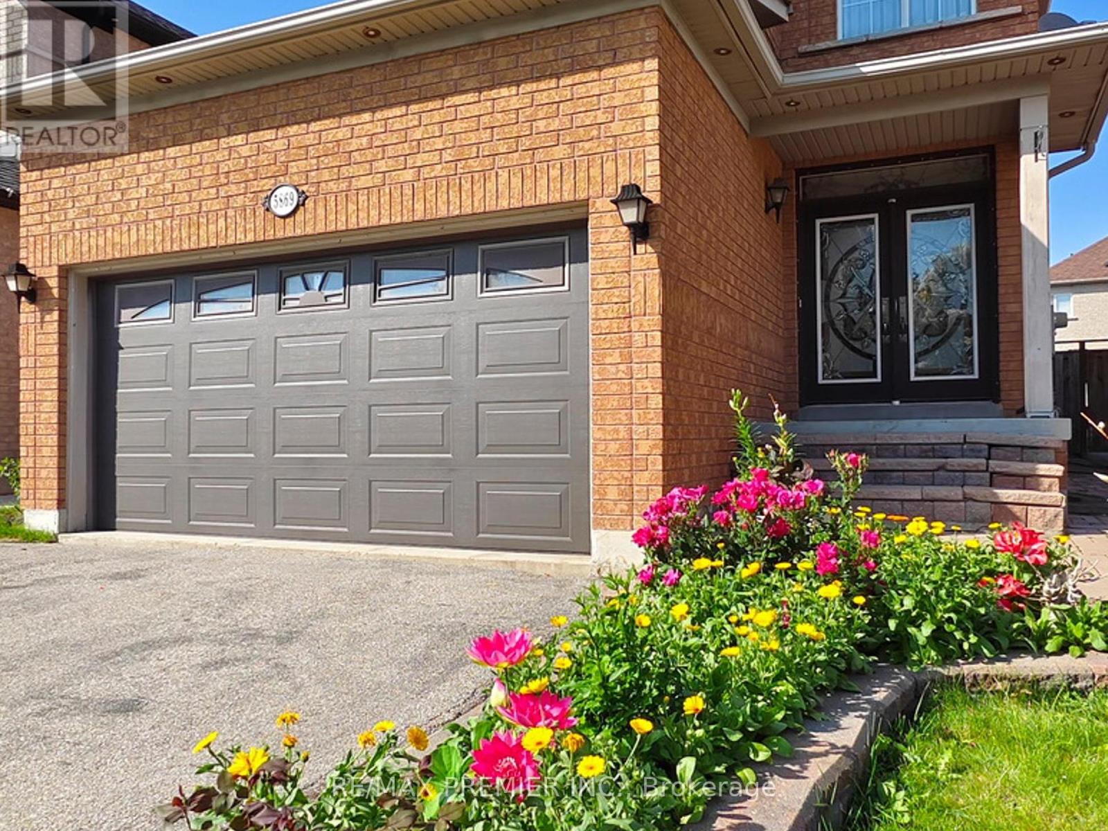5869 Yachtsman Crossing, Mississauga, Ontario  L5M 6P1 - Photo 2 - W12433040