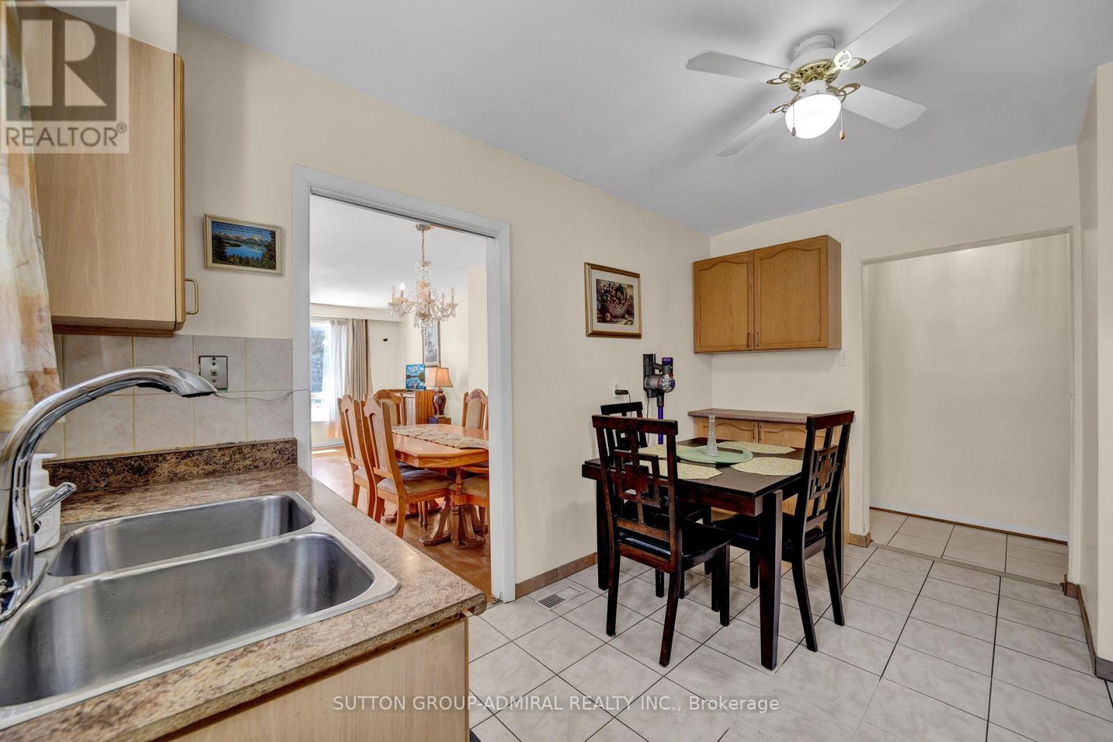 38 Frankton Crescent, Toronto, Ontario  M3J 1C1 - Photo 11 - W12433072