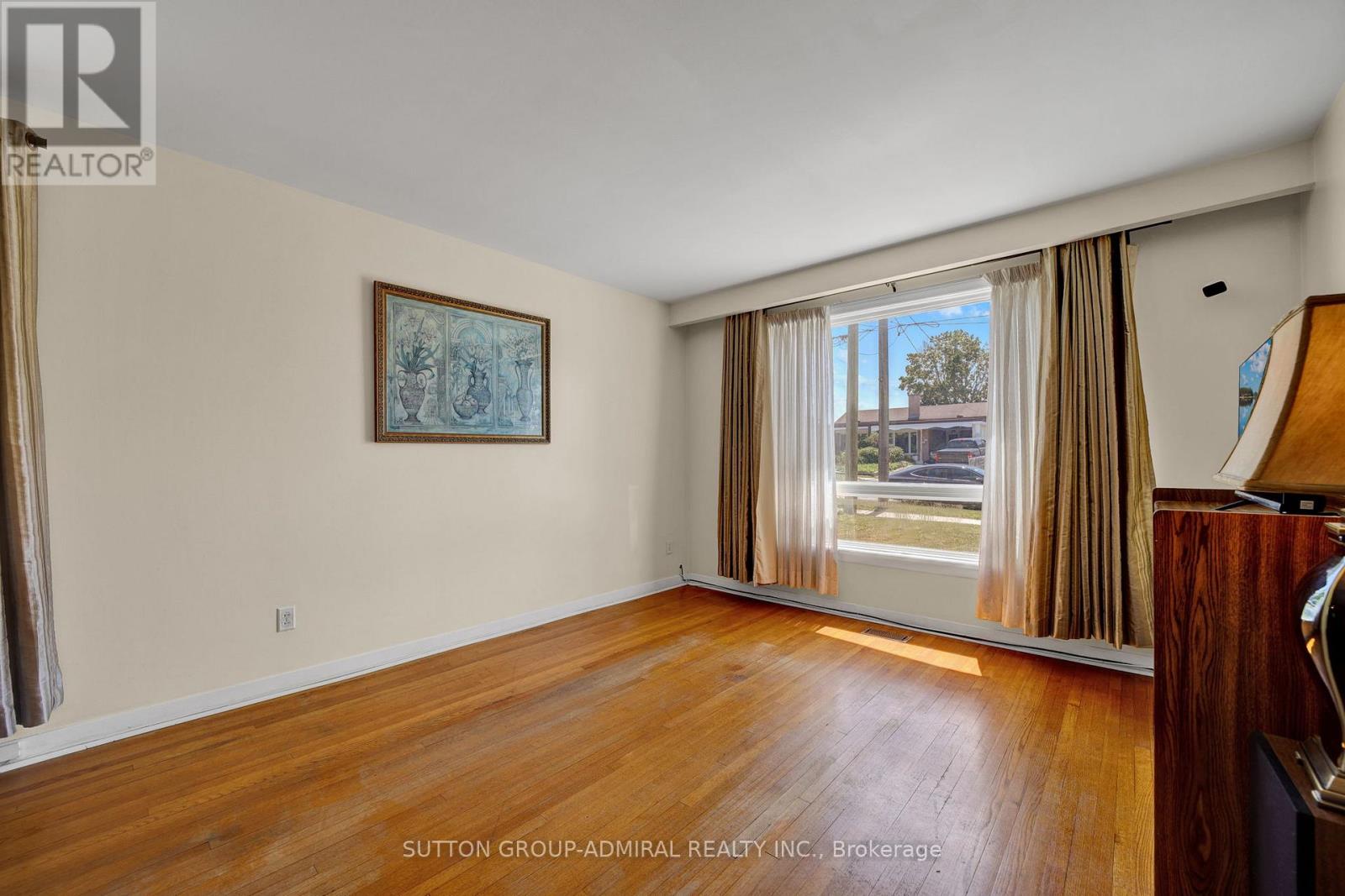 38 Frankton Crescent, Toronto, Ontario  M3J 1C1 - Photo 5 - W12433072