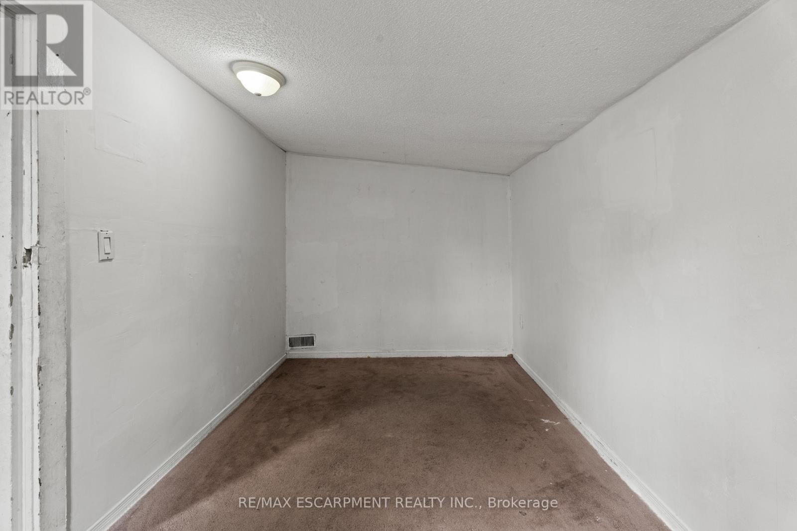 40 Rosemont Avenue, Hamilton, Ontario  L8L 2M3 - Photo 18 - X12433057