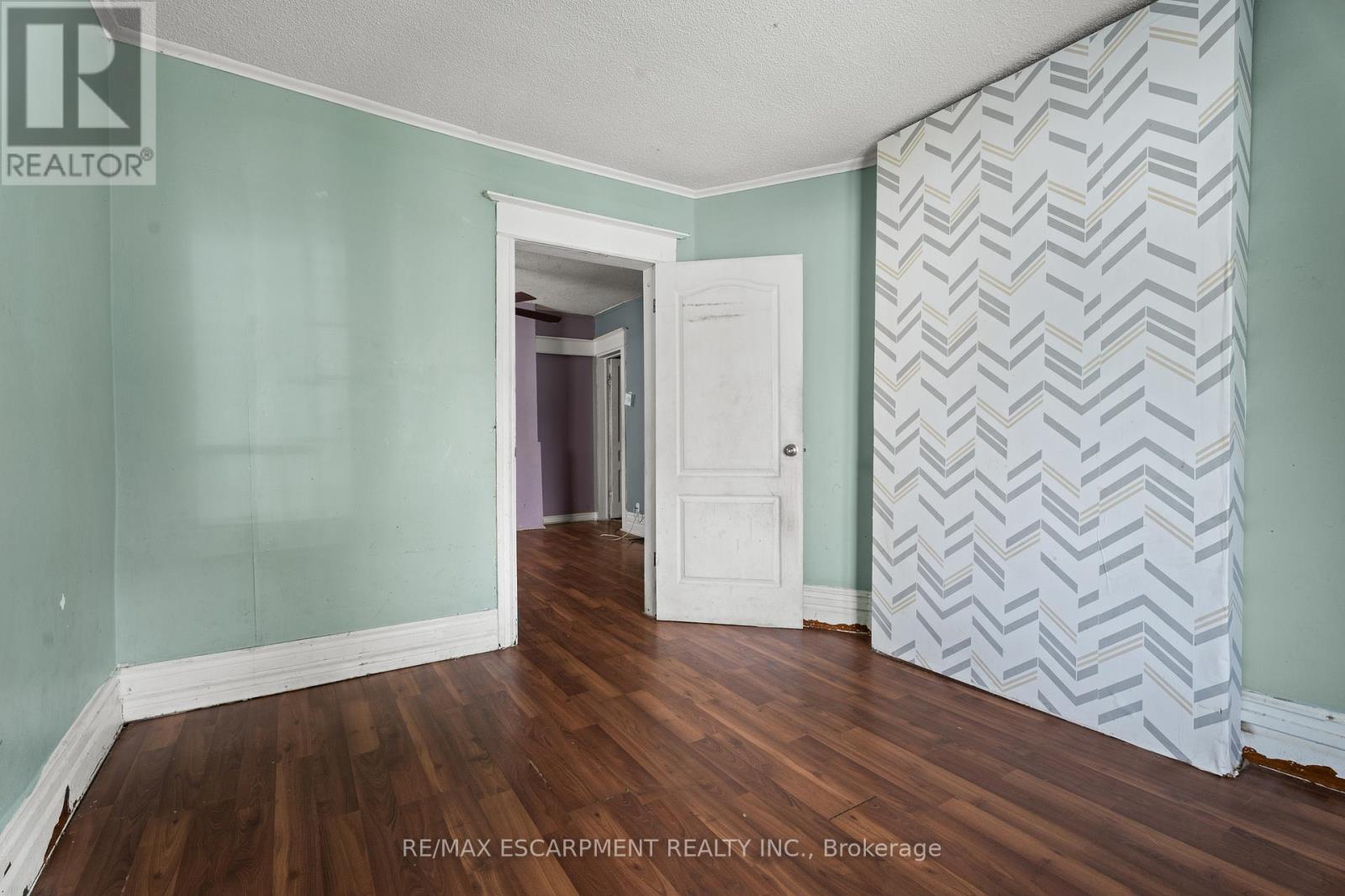 40 Rosemont Avenue, Hamilton, Ontario  L8L 2M3 - Photo 9 - X12433057