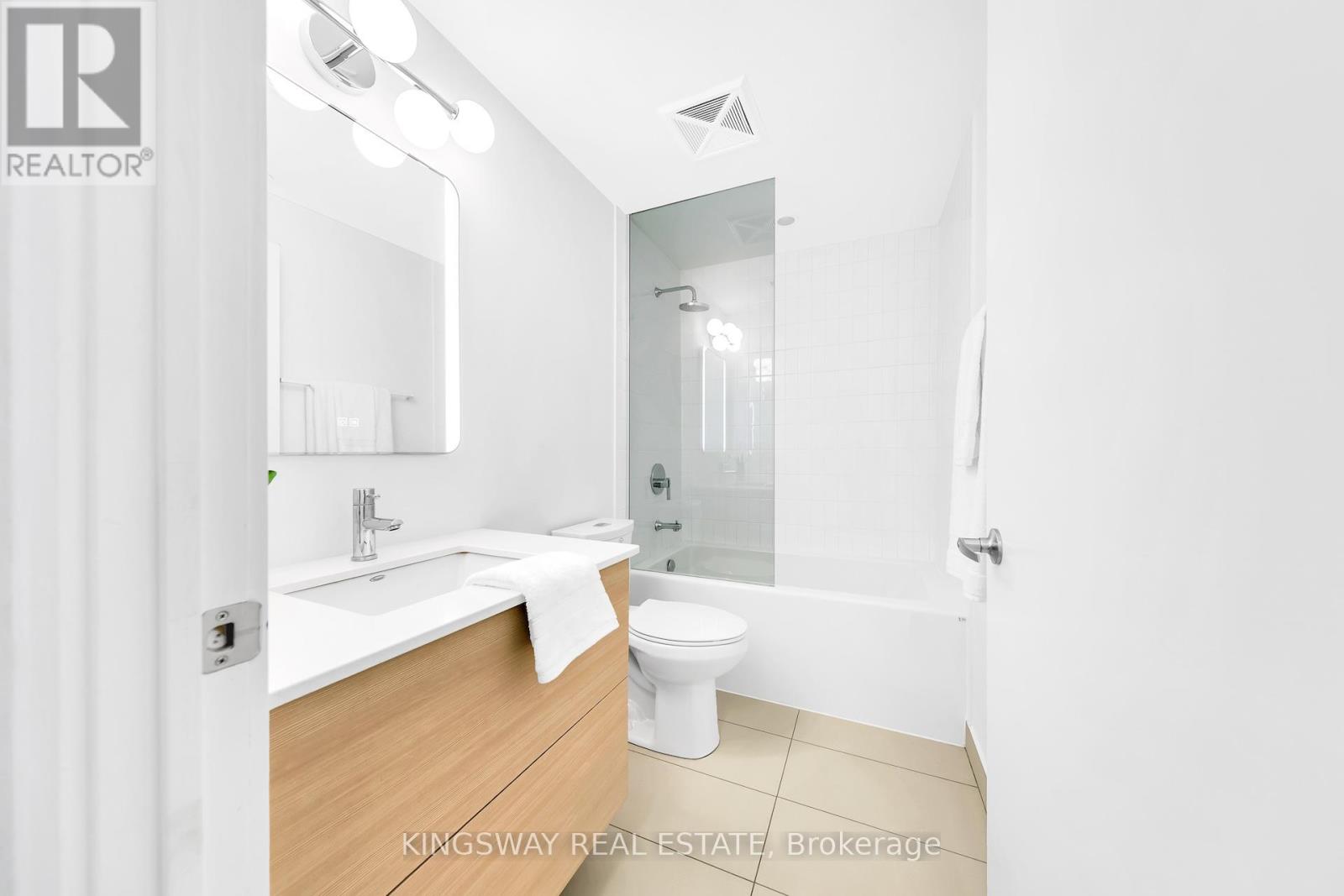 911 - 210 Simcoe Street, Toronto, Ontario  M5T 0A9 - Photo 12 - C12433105