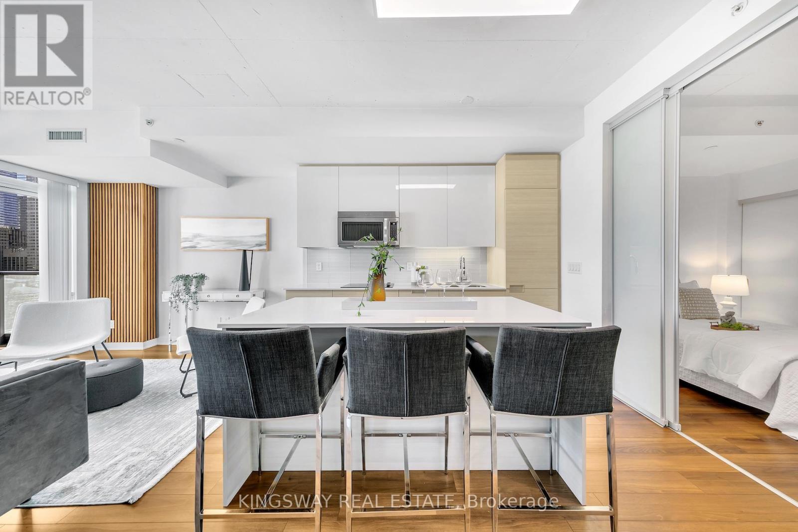 911 - 210 Simcoe Street, Toronto, Ontario  M5T 0A9 - Photo 6 - C12433105