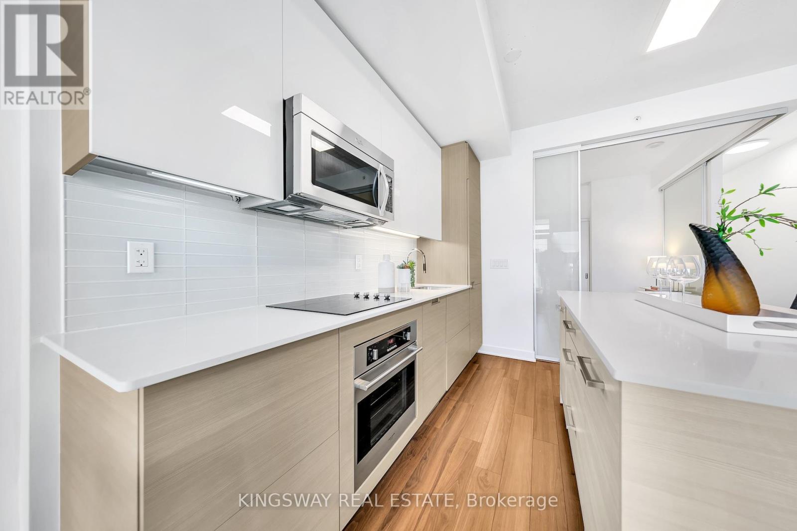 911 - 210 Simcoe Street, Toronto, Ontario  M5T 0A9 - Photo 7 - C12433105