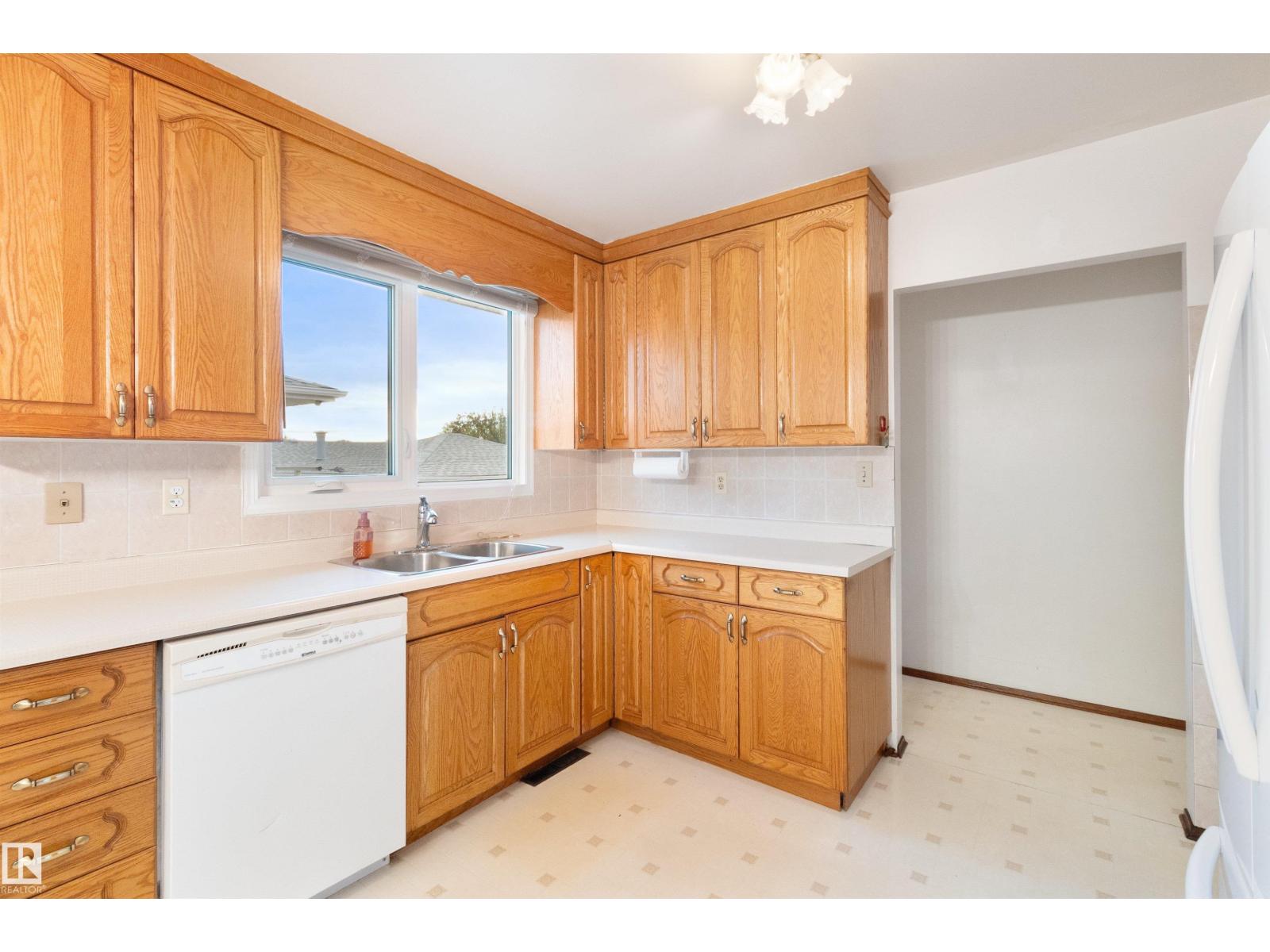 13015 81 St Nw, Edmonton, Alberta  T5C 1N3 - Photo 12 - E4460006