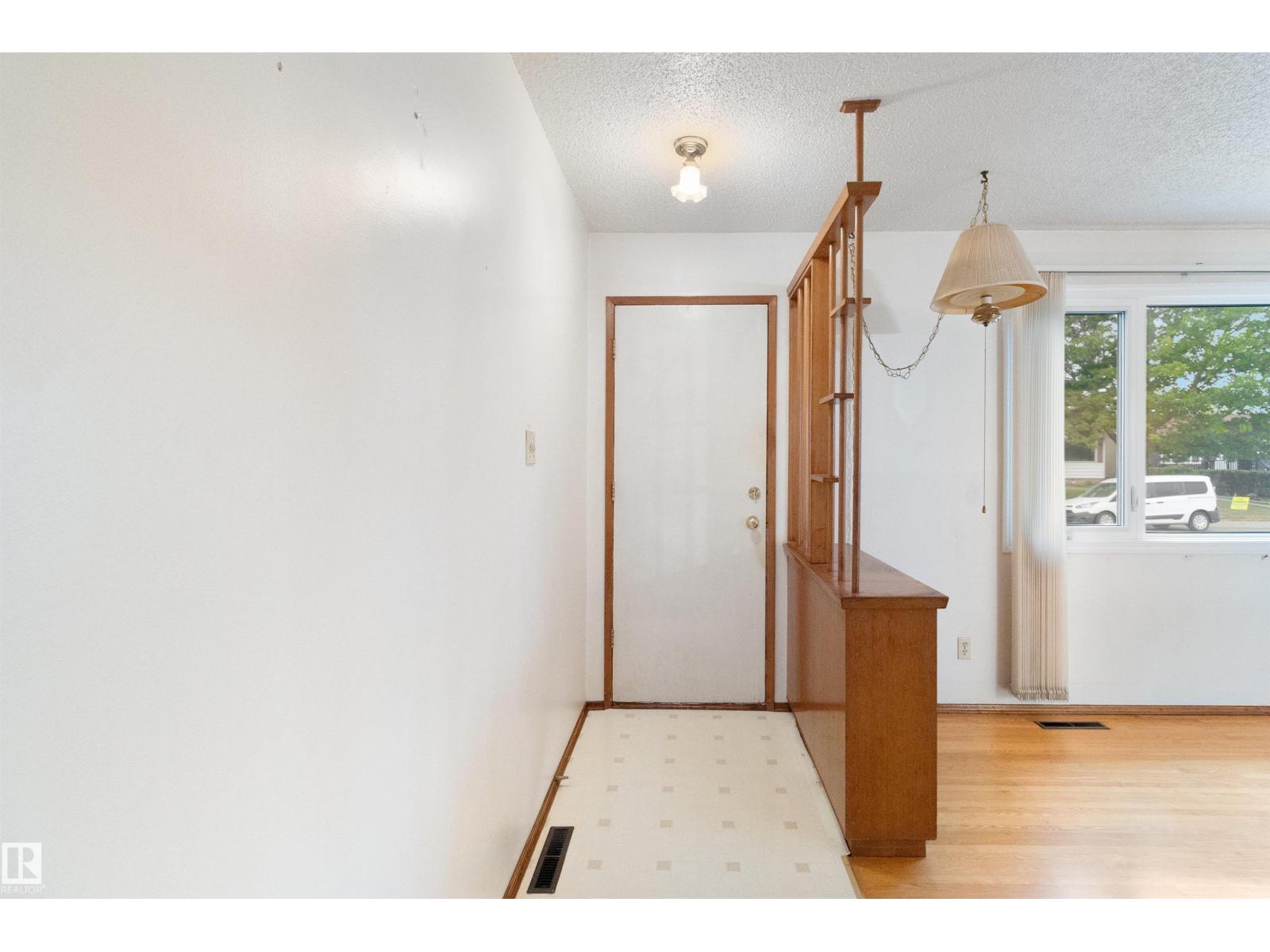 13015 81 St Nw, Edmonton, Alberta  T5C 1N3 - Photo 2 - E4460006