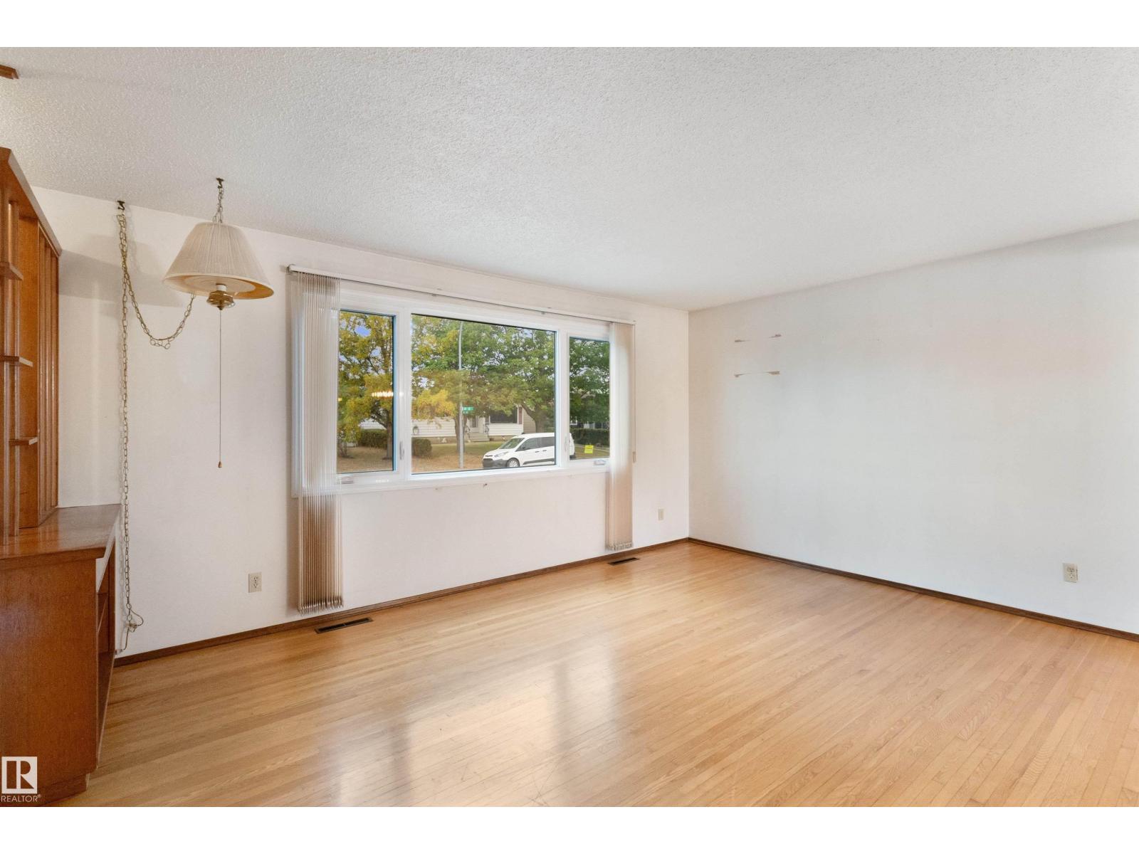 13015 81 St Nw, Edmonton, Alberta  T5C 1N3 - Photo 4 - E4460006