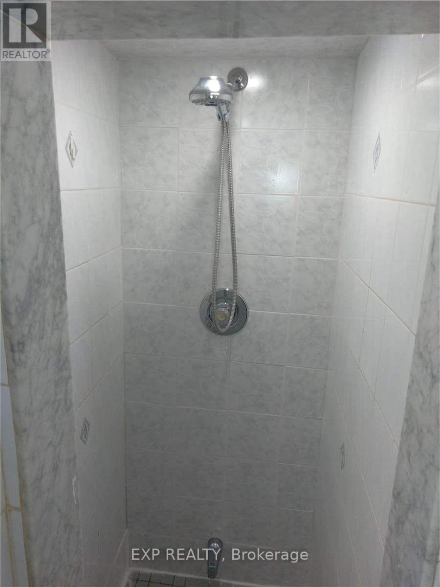 3690 Ellengale Drive, Mississauga, Ontario  L5C 1Z7 - Photo 8 - W12427530