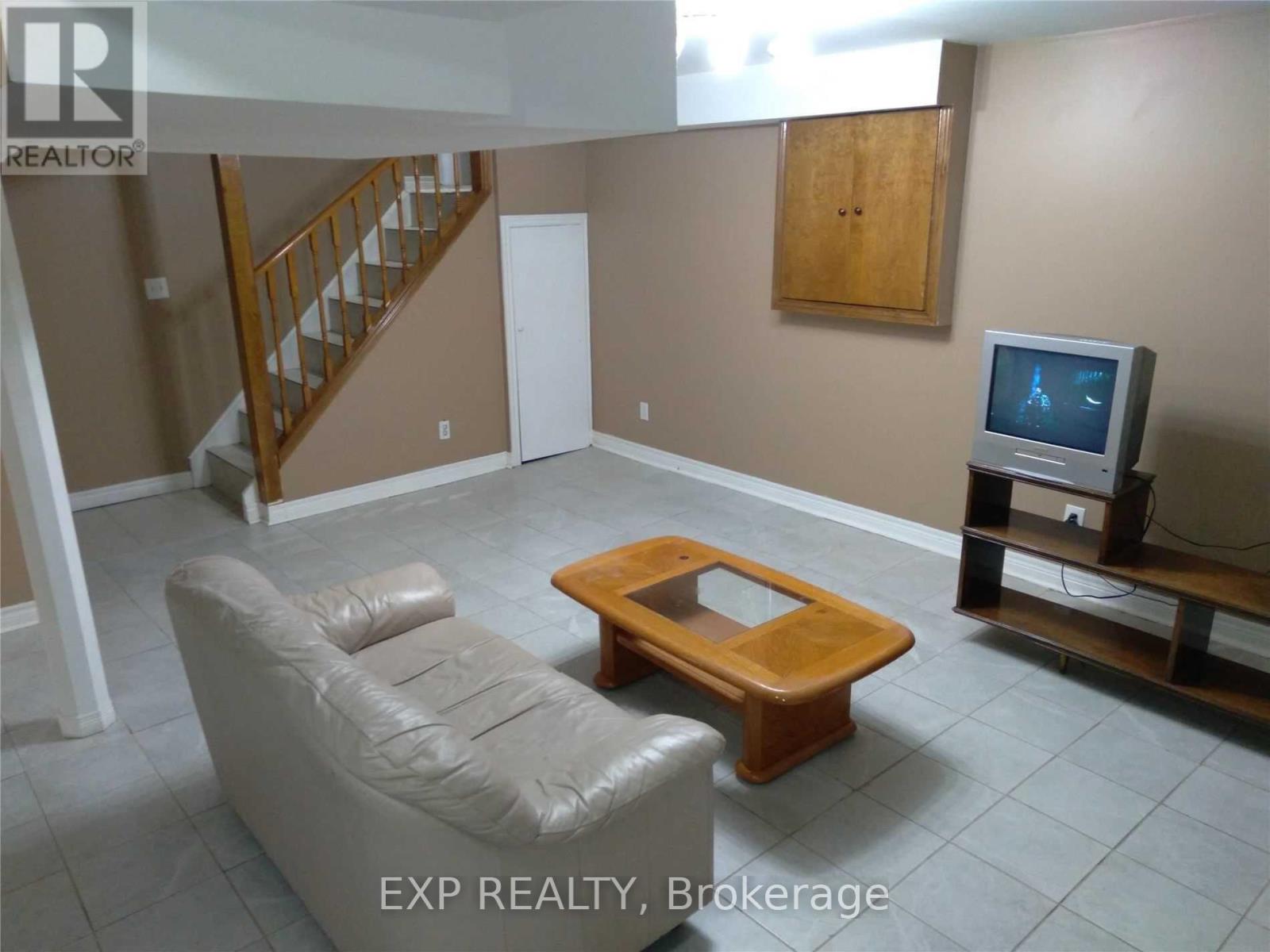 3690 Ellengale Drive, Mississauga, Ontario  L5C 1Z7 - Photo 2 - W12427530