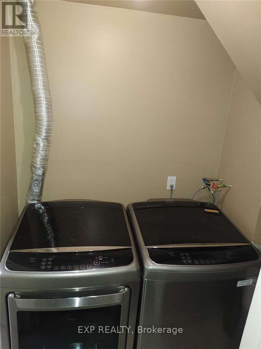3690 Ellengale Drive, Mississauga, Ontario  L5C 1Z7 - Photo 9 - W12427530