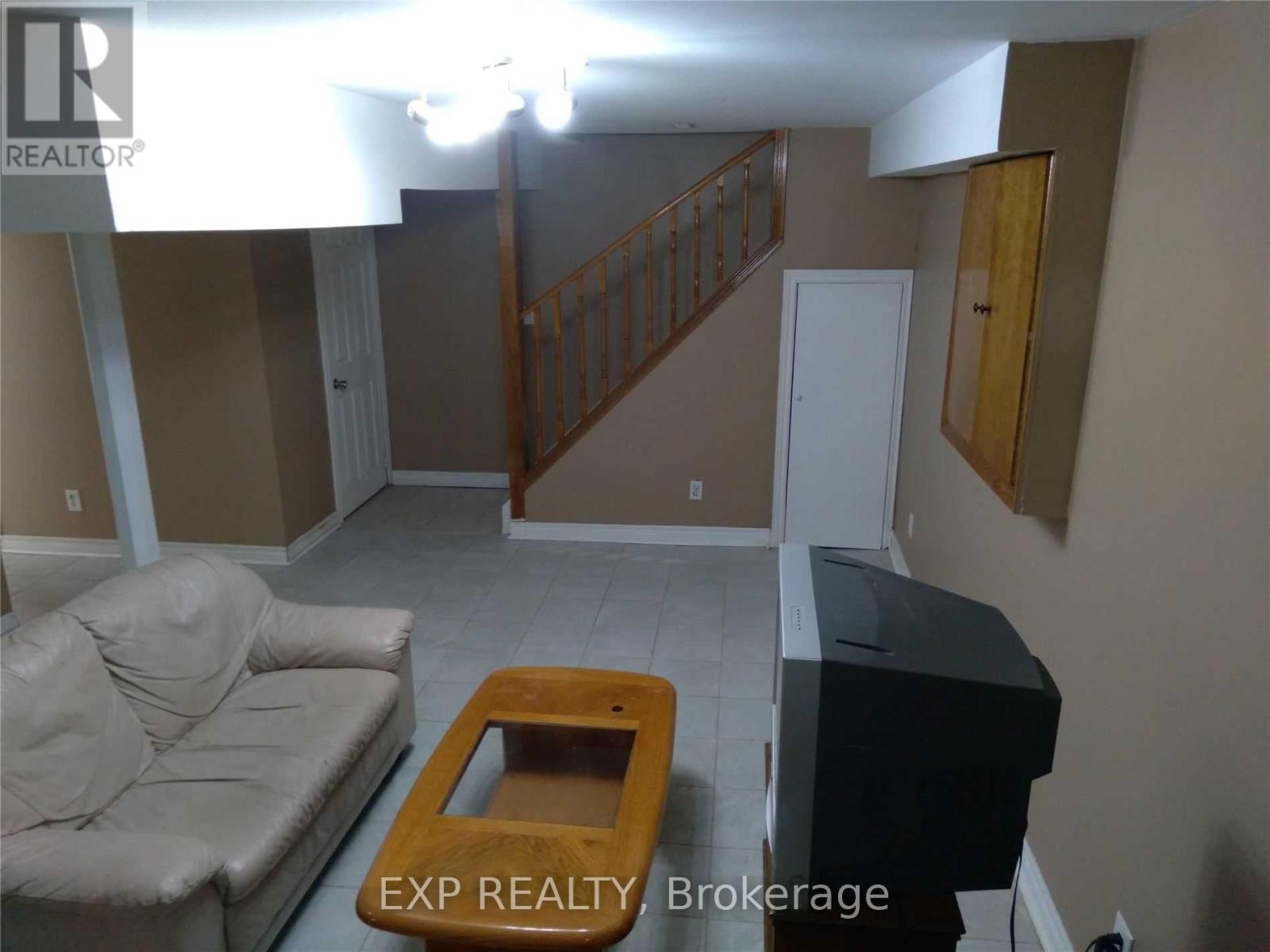 3690 Ellengale Drive, Mississauga, Ontario  L5C 1Z7 - Photo 3 - W12427530
