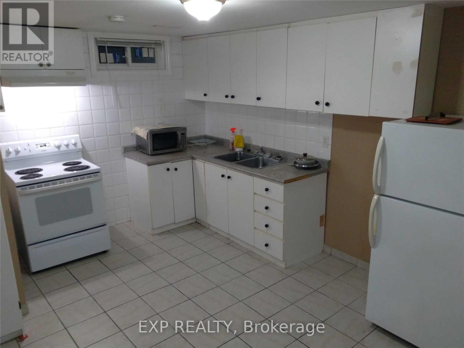 3690 Ellengale Drive, Mississauga, Ontario  L5C 1Z7 - Photo 4 - W12427530
