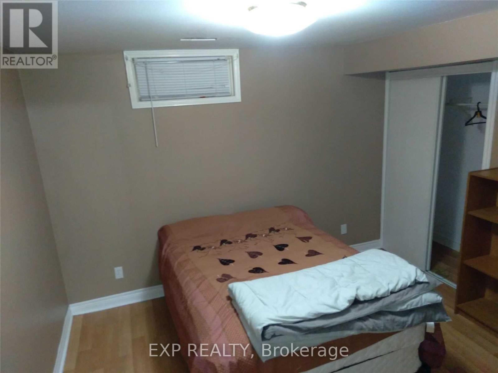 3690 Ellengale Drive, Mississauga, Ontario  L5C 1Z7 - Photo 5 - W12427530