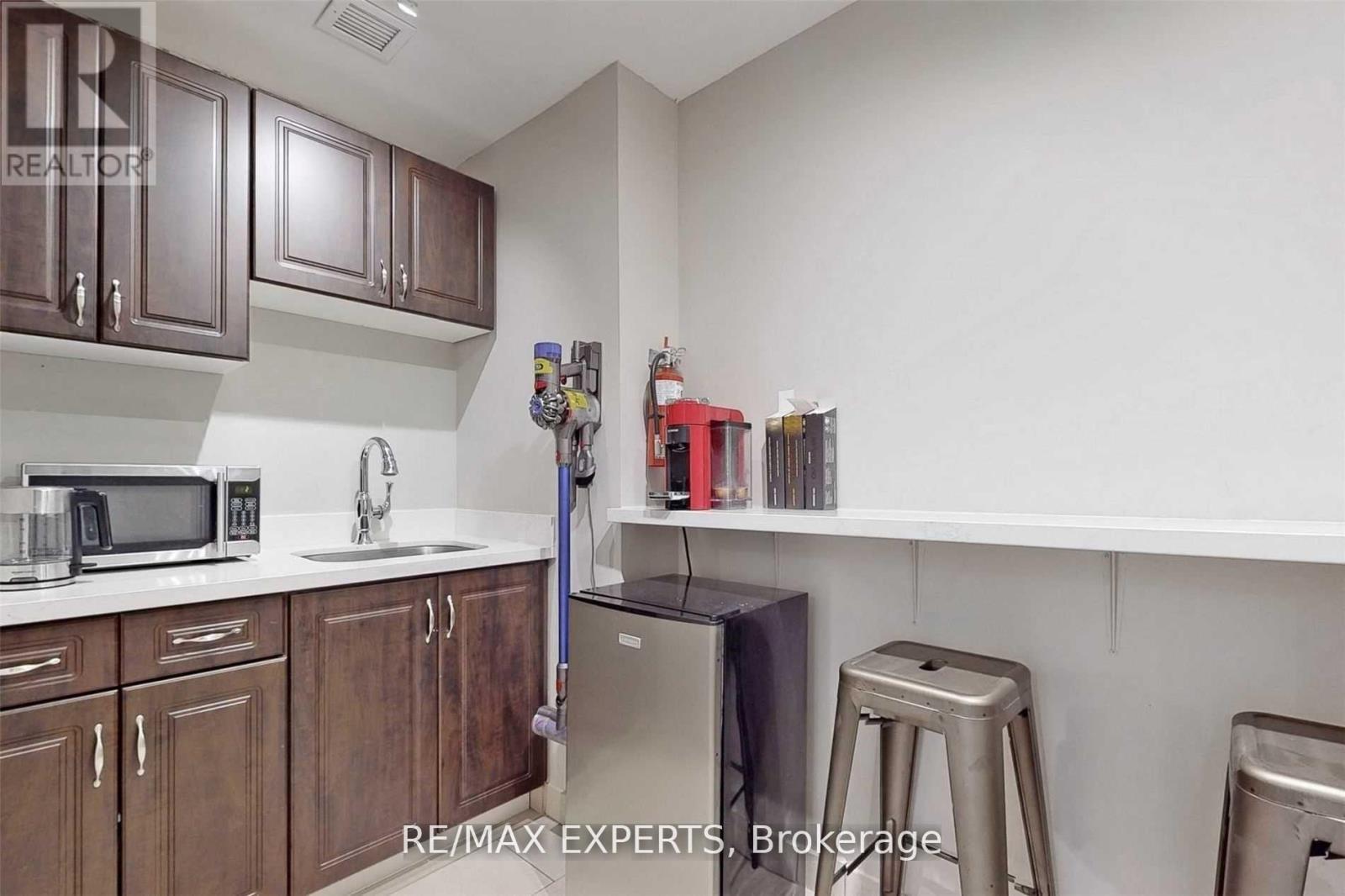 18 (1st & 2nd Floor) - 30 Wertheim Court, Richmond Hill, Ontario  L4B 1B9 - Photo 17 - N12433096