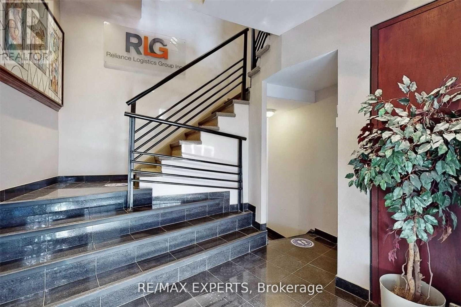 18 (2nd Floor) - 30 Wertheim Court, Richmond Hill, Ontario  L4B 1B9 - Photo 5 - N12433100