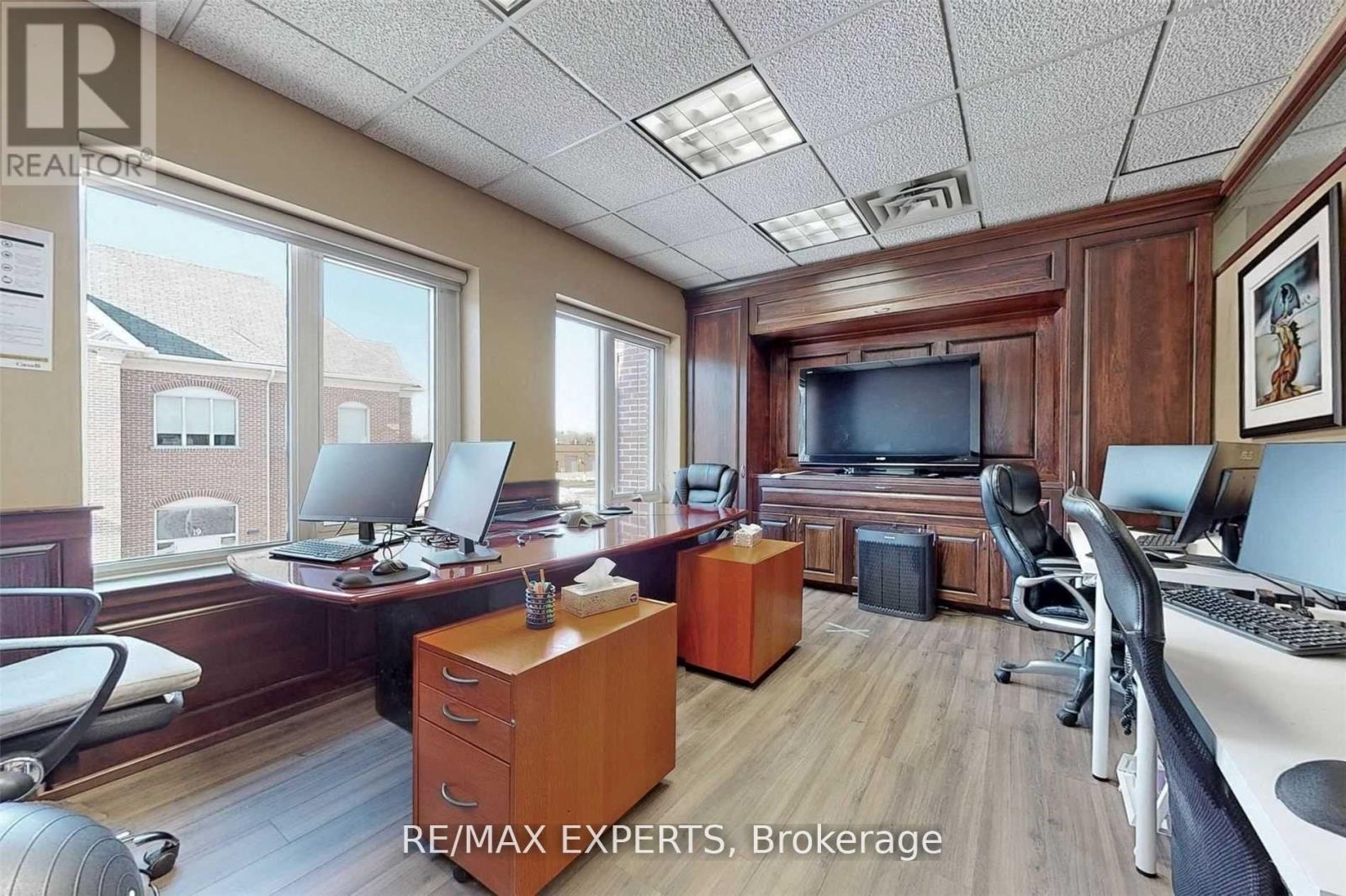18 (2nd Floor) - 30 Wertheim Court, Richmond Hill, Ontario  L4B 1B9 - Photo 8 - N12433100