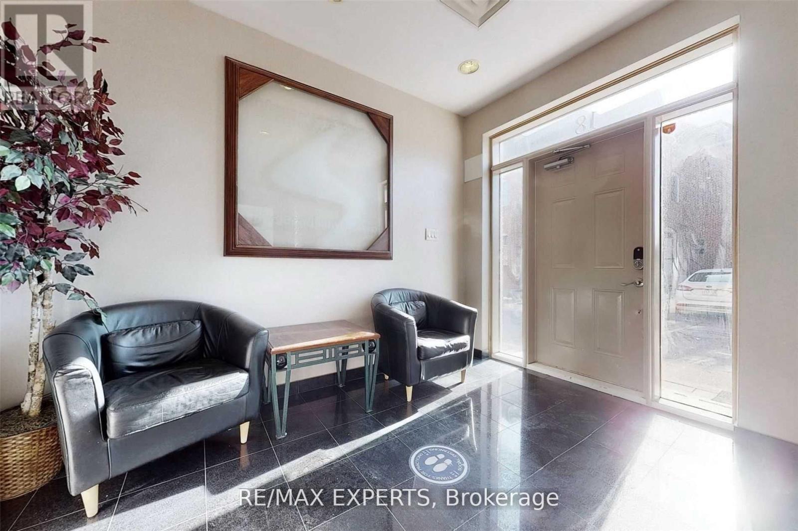 18 (1st Floor) - 30 Wertheim Court, Richmond Hill, Ontario  L4B 1B9 - Photo 3 - N12433107