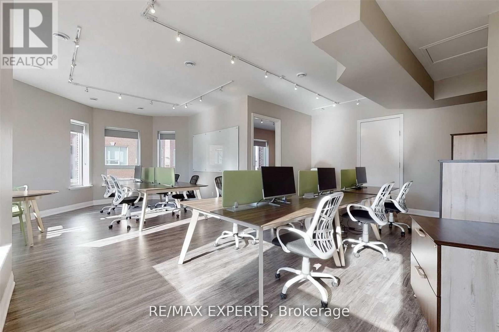18 (1st Floor) - 30 Wertheim Court, Richmond Hill, Ontario  L4B 1B9 - Photo 9 - N12433107