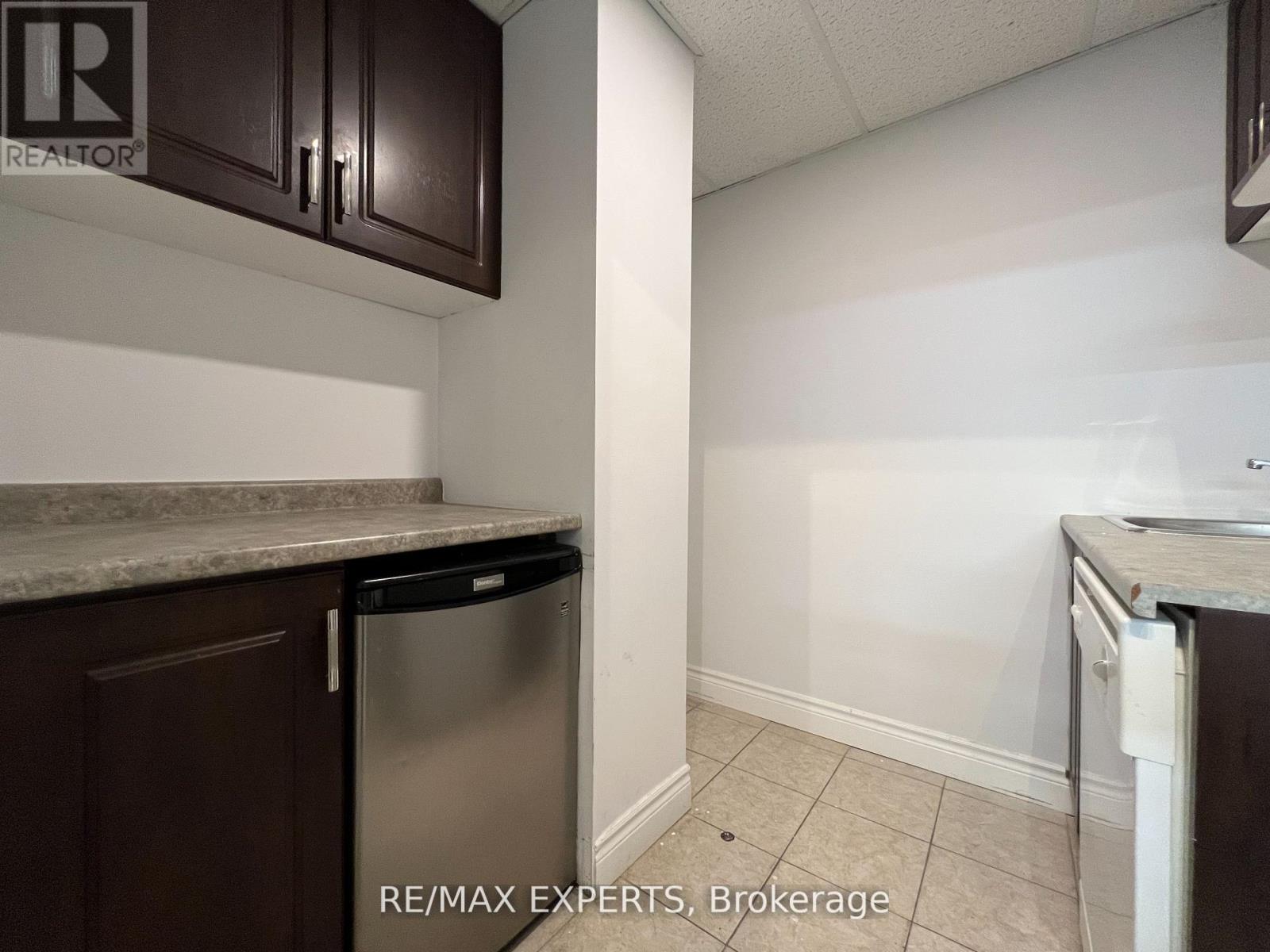 18 (Lower) - 30 Wertheim Court, Richmond Hill, Ontario  L4B 1B9 - Photo 17 - N12433115