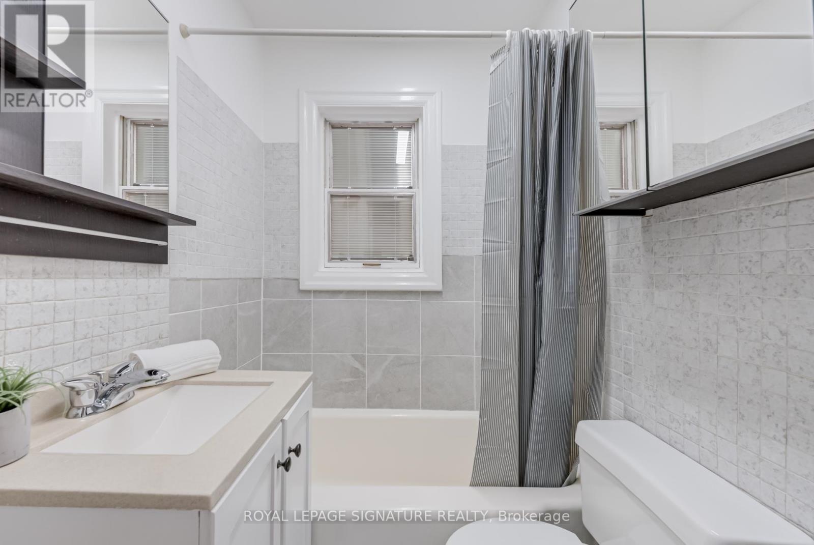 33 Ash Crescent, Toronto, Ontario  M8W 1E4 - Photo 16 - W12433091