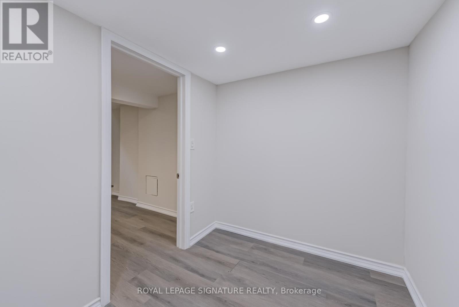 33 Ash Crescent, Toronto, Ontario  M8W 1E4 - Photo 25 - W12433091