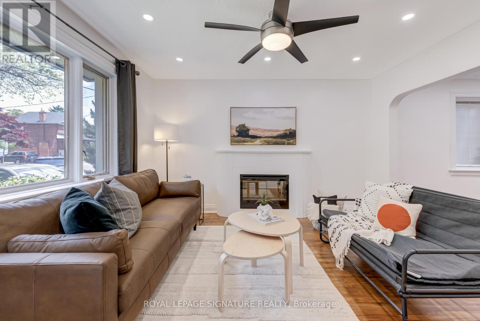 33 Ash Crescent, Toronto, Ontario  M8W 1E4 - Photo 3 - W12433091