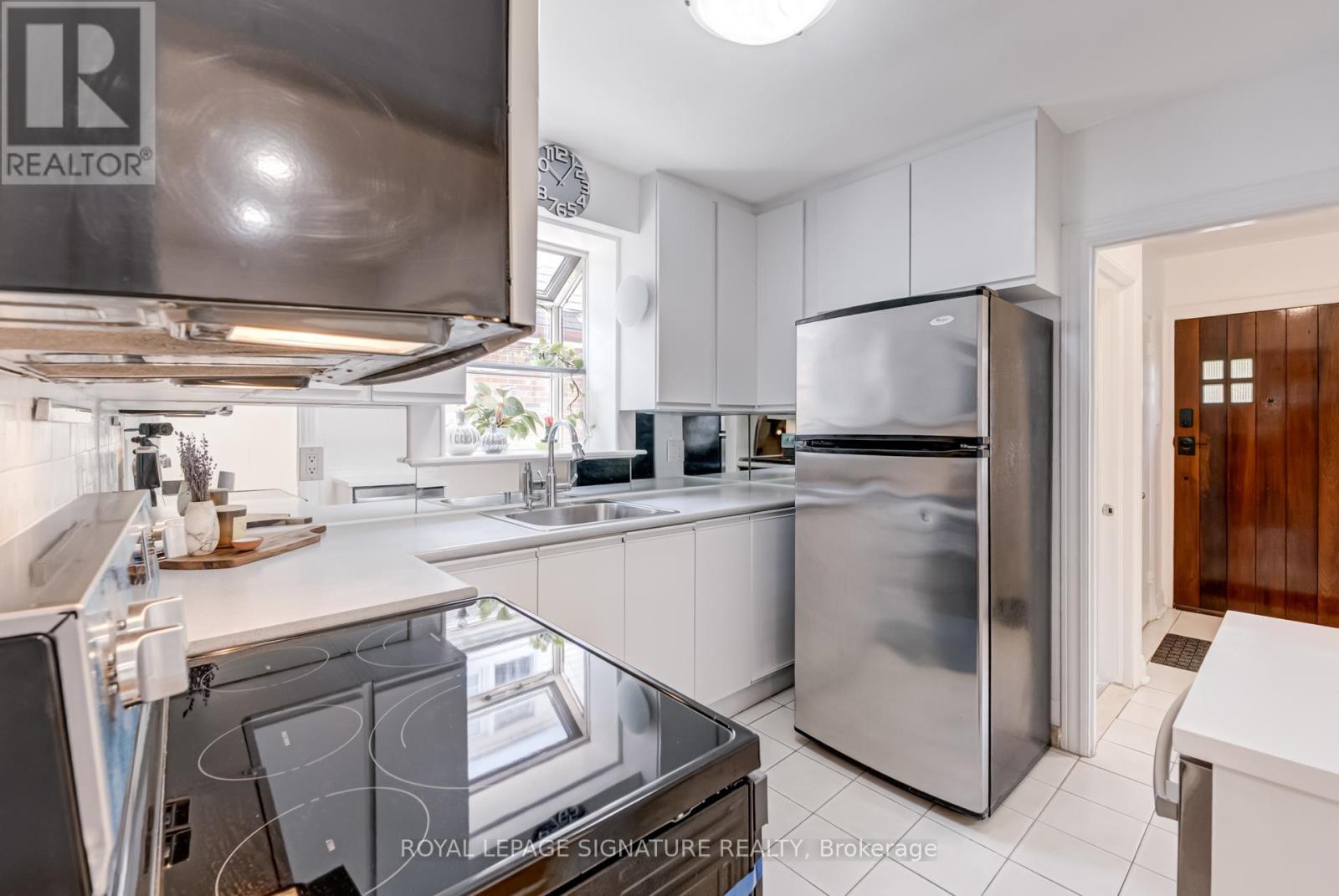 33 Ash Crescent, Toronto, Ontario  M8W 1E4 - Photo 7 - W12433091