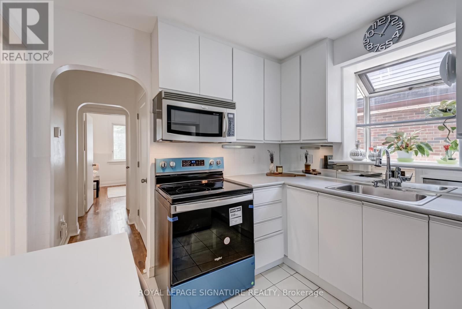 33 Ash Crescent, Toronto, Ontario  M8W 1E4 - Photo 8 - W12433091