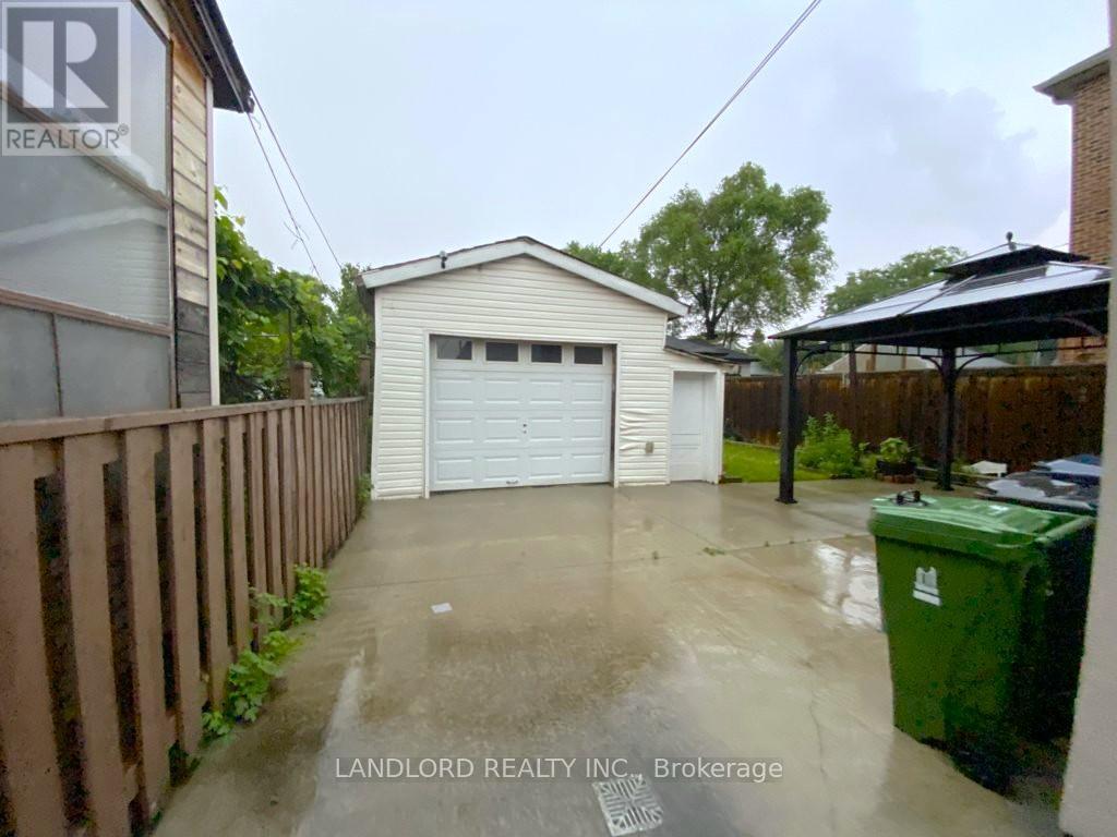 Lower - 92 Holwood Avenue, Toronto, Ontario  M6M 1P6 - Photo 10 - W12433104