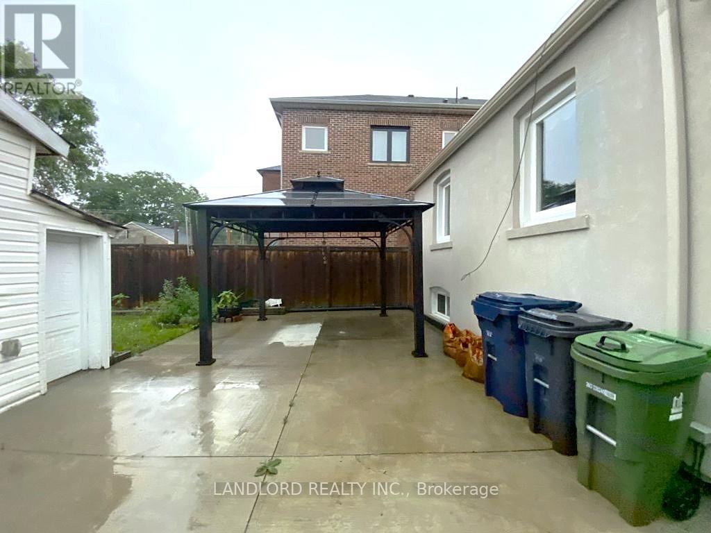 Lower - 92 Holwood Avenue, Toronto, Ontario  M6M 1P6 - Photo 11 - W12433104