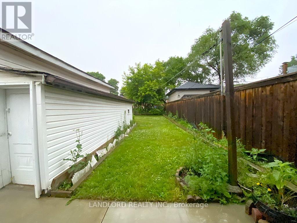 Lower - 92 Holwood Avenue, Toronto, Ontario  M6M 1P6 - Photo 12 - W12433104