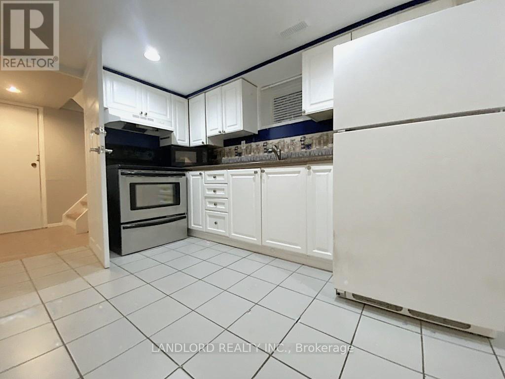 Lower - 92 Holwood Avenue, Toronto, Ontario  M6M 1P6 - Photo 3 - W12433104