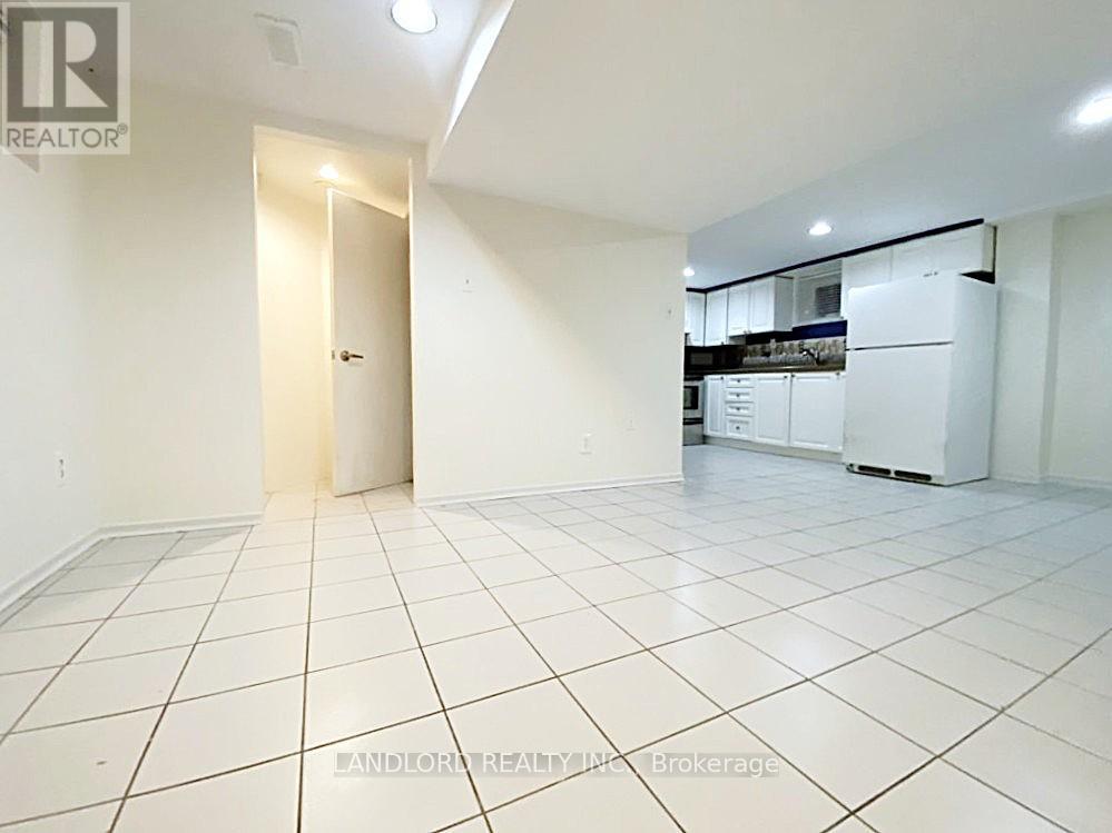 Lower - 92 Holwood Avenue, Toronto, Ontario  M6M 1P6 - Photo 8 - W12433104