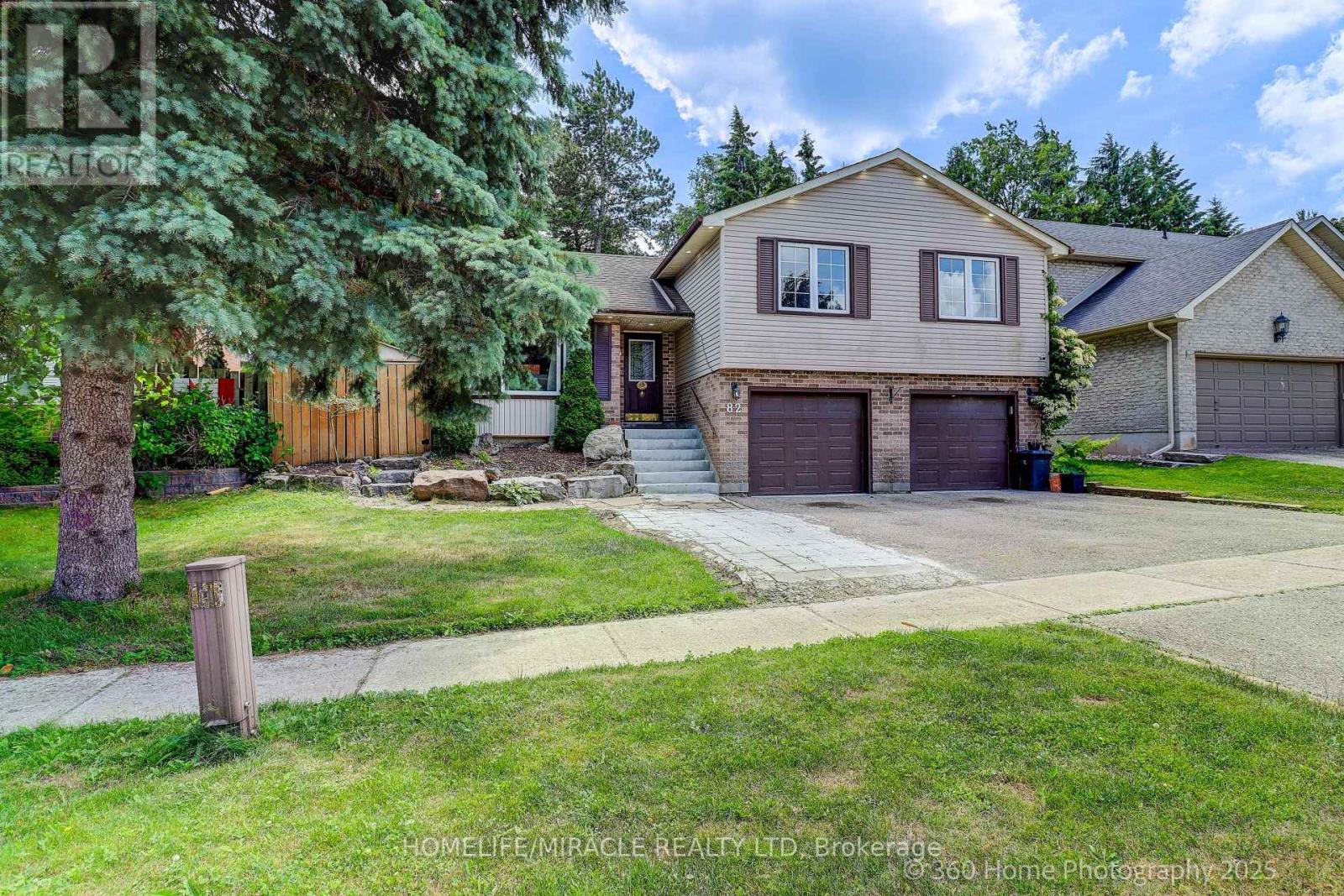 82 Goldgate Crescent, Orangeville, Ontario  L9W 4B8 - Photo 3 - W12433145