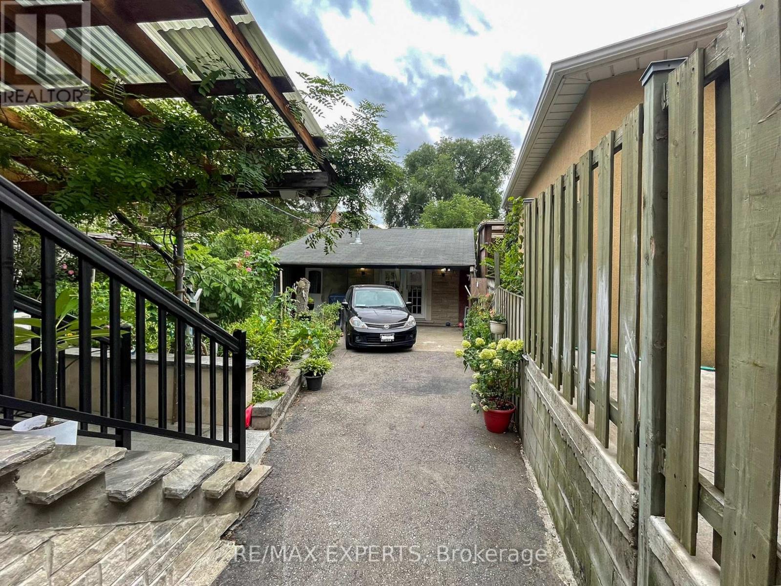 19 Kenora Crescent, Toronto, Ontario  M6M 1C5 - Photo 28 - W12359042