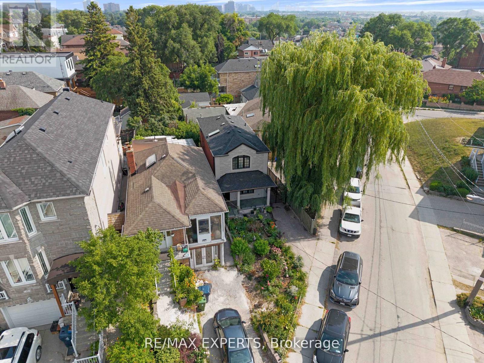 19 Kenora Crescent, Toronto, Ontario  M6M 1C5 - Photo 31 - W12359042