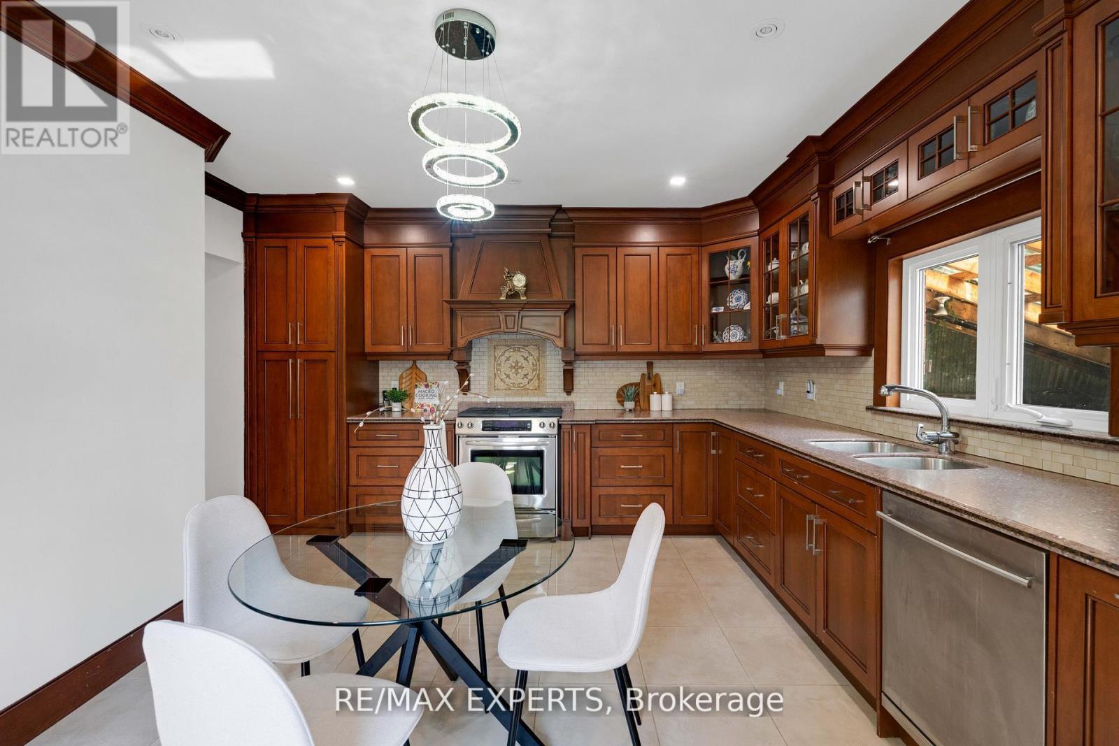 19 Kenora Crescent, Toronto, Ontario  M6M 1C5 - Photo 7 - W12359042