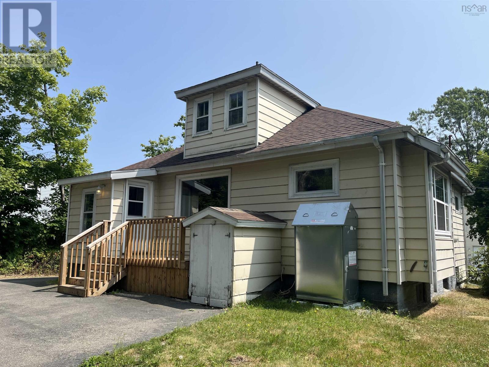 36 Lower Mclean Street, Glace Bay, Nova Scotia  B1A 2K7 - Photo 2 - 202520171