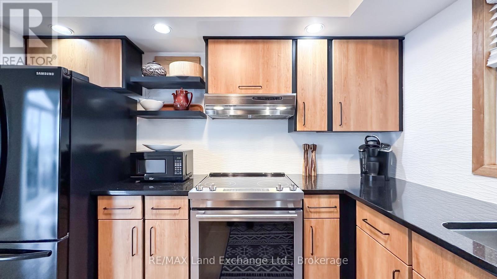 222 Penetangore Row, Kincardine, Ontario  N2Z 2P6 - Photo 8 - X12153013