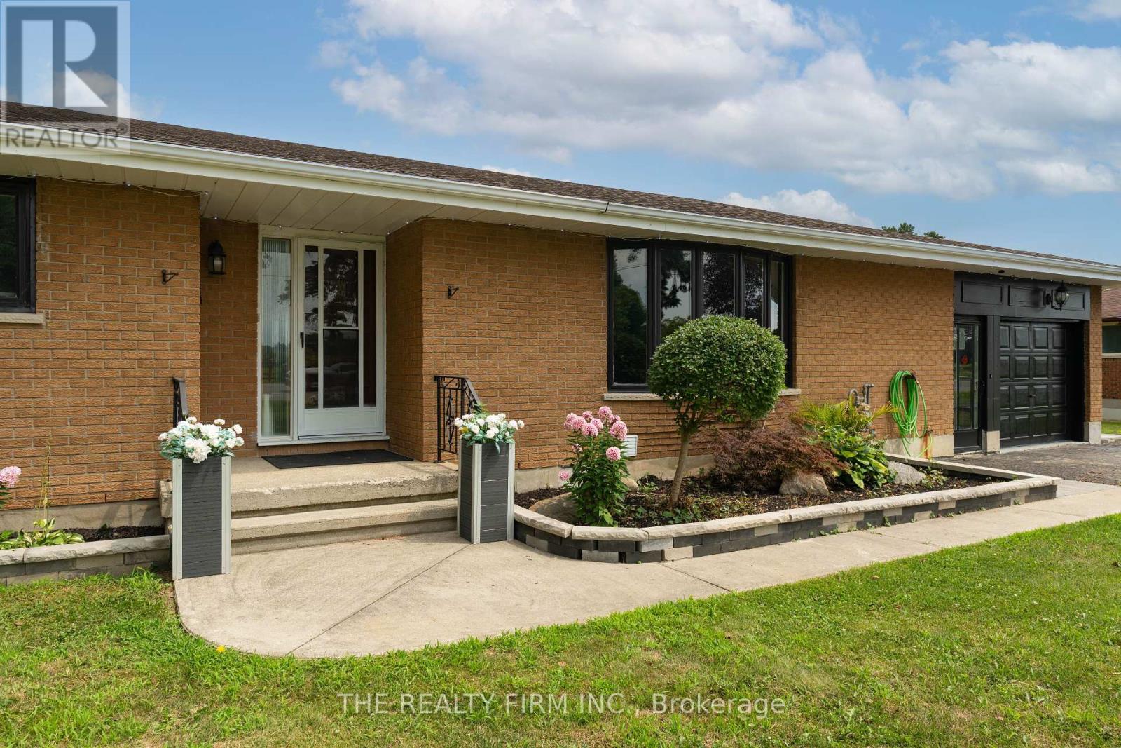 6898 Sunset Road, Central Elgin, Ontario  N6H 1L7 - Photo 4 - X12433251
