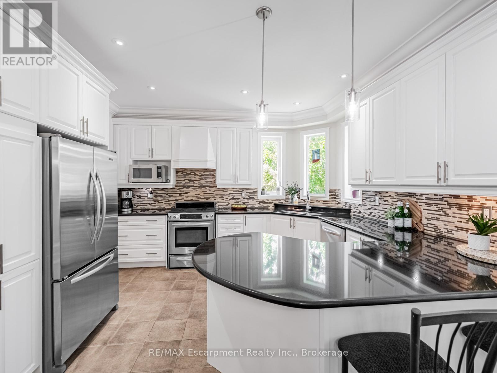130 Innville Crescent, Oakville, Ontario  L6L 0B8 - Photo 11 - W12433221