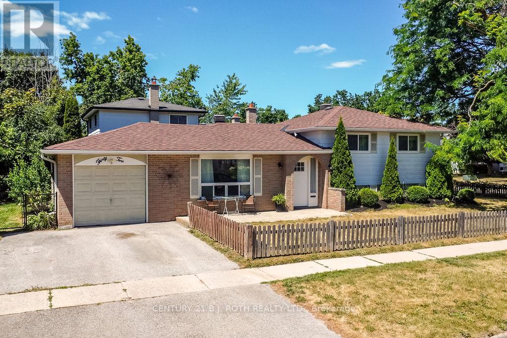 32 Lonsdale Place, Barrie, Ontario  L4M 4J1 - Photo 2 - S12431850