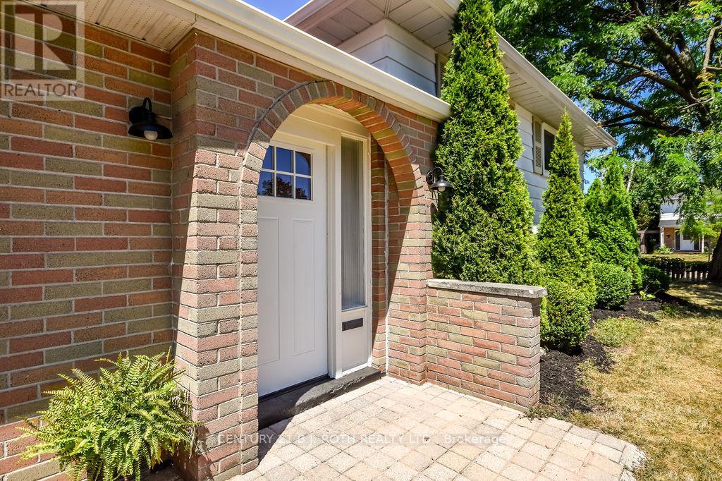 32 Lonsdale Place, Barrie, Ontario  L4M 4J1 - Photo 4 - S12431850