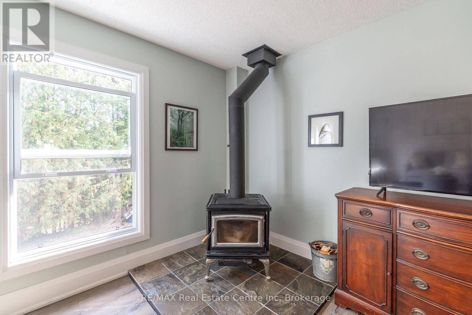 34 Woodridge Drive, Guelph, Ontario  N1H 7E2 - Photo 22 - X12433262