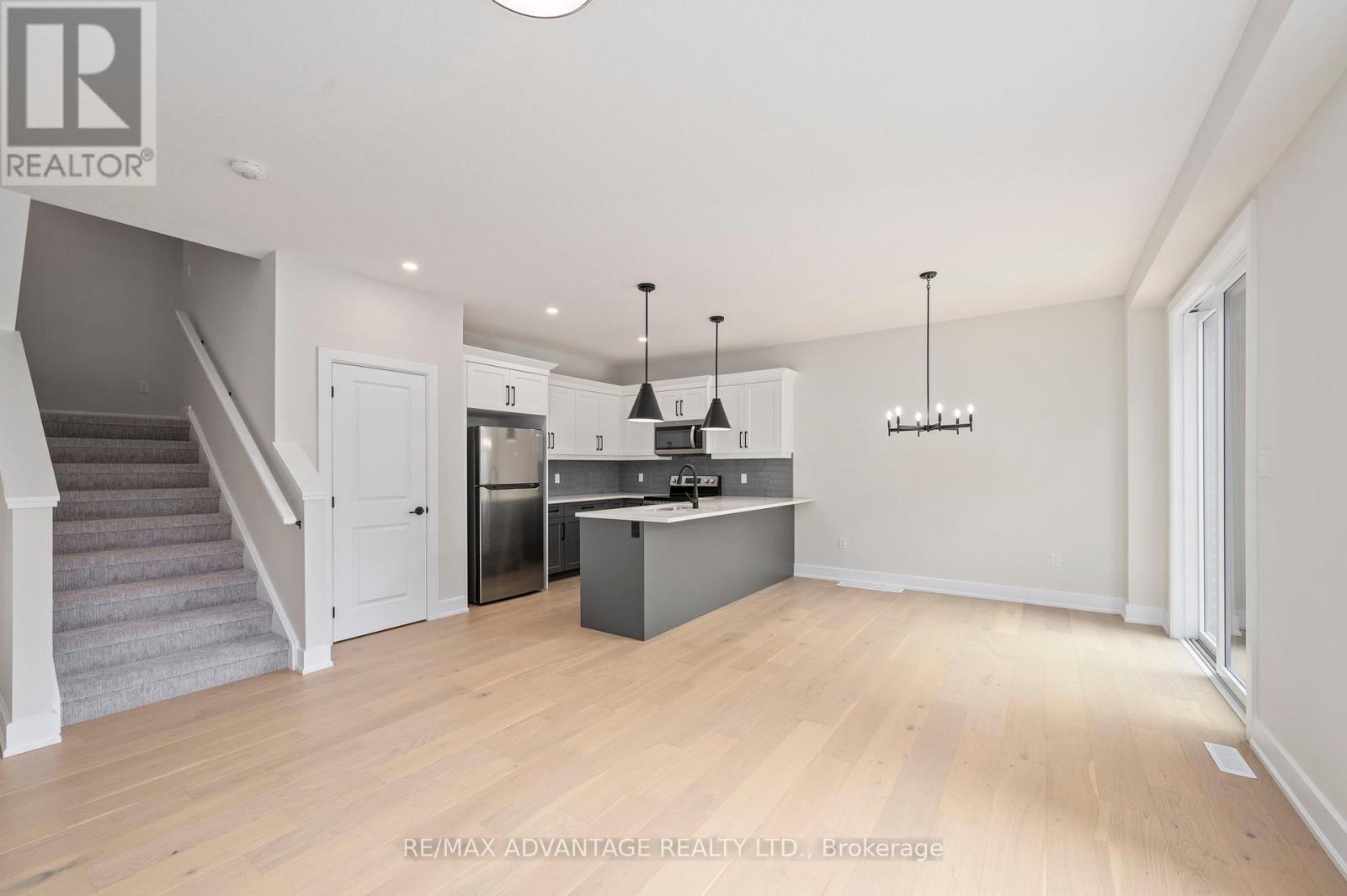 603 Regent Street, Strathroy-Caradoc, Ontario  N0L 1W0 - Photo 4 - X12433277