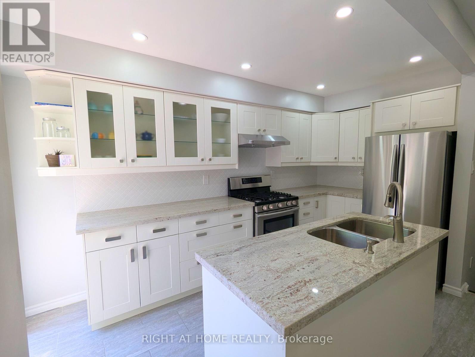2599 Inlake Court, Mississauga, Ontario  L5N 2M9 - Photo 4 - W12433244