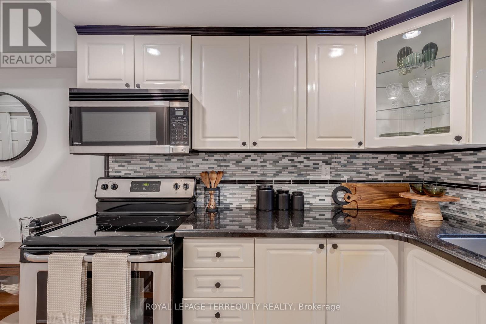 823 Craven Road, Toronto, Ontario  M4L 2Z7 - Photo 10 - E12430742