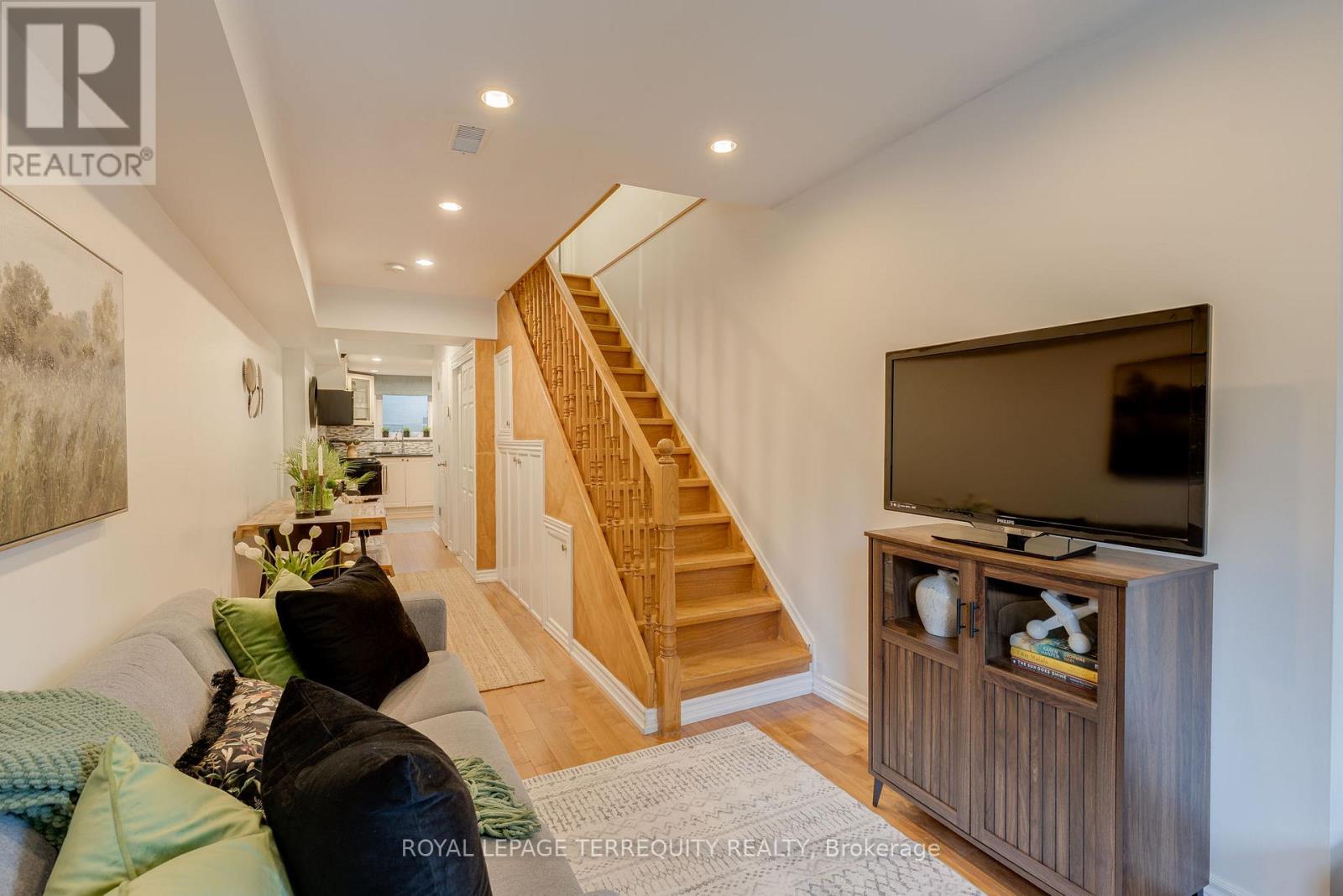 823 Craven Road, Toronto, Ontario  M4L 2Z7 - Photo 3 - E12430742